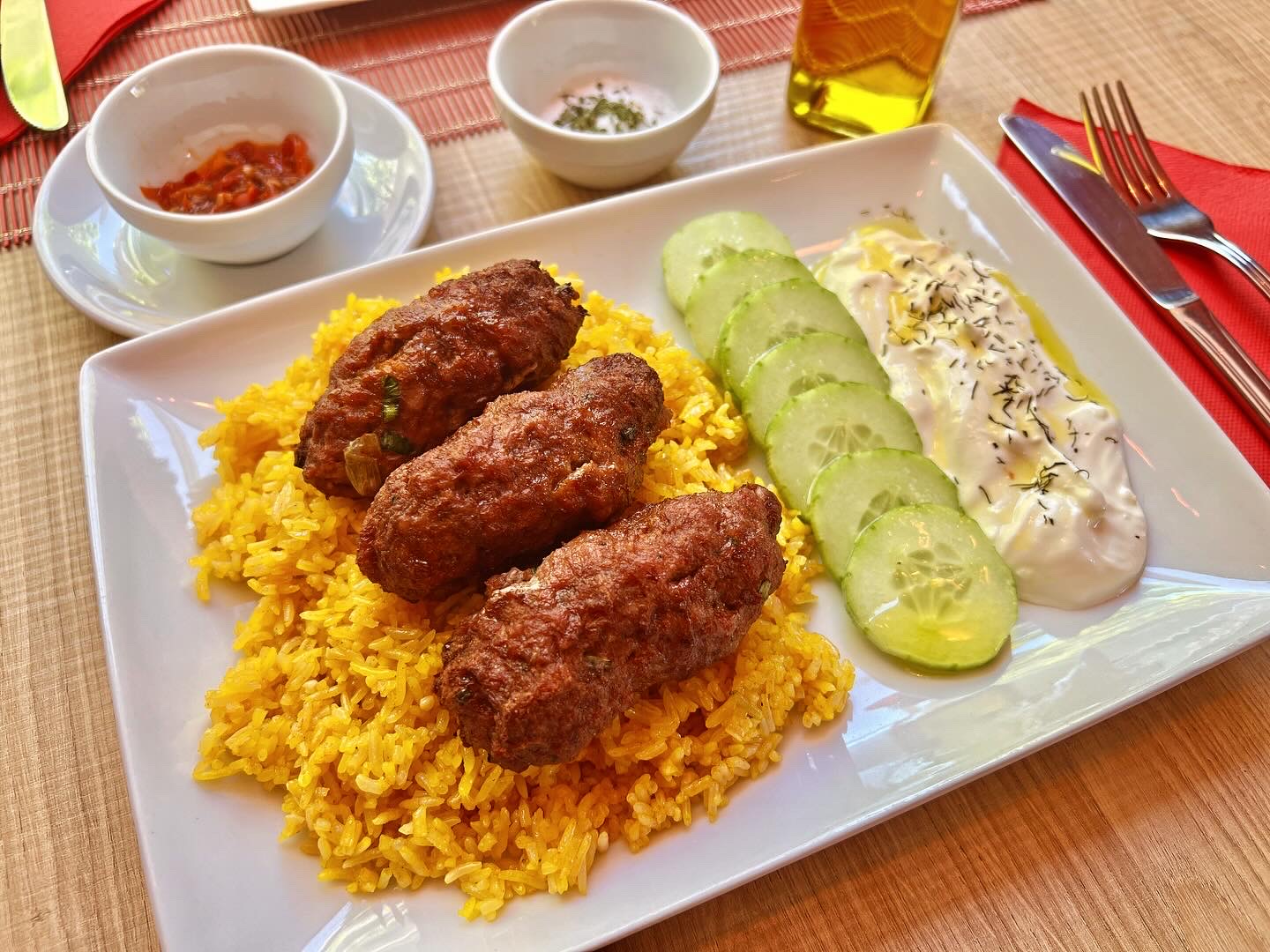 Kebabs con salsa tzatiki