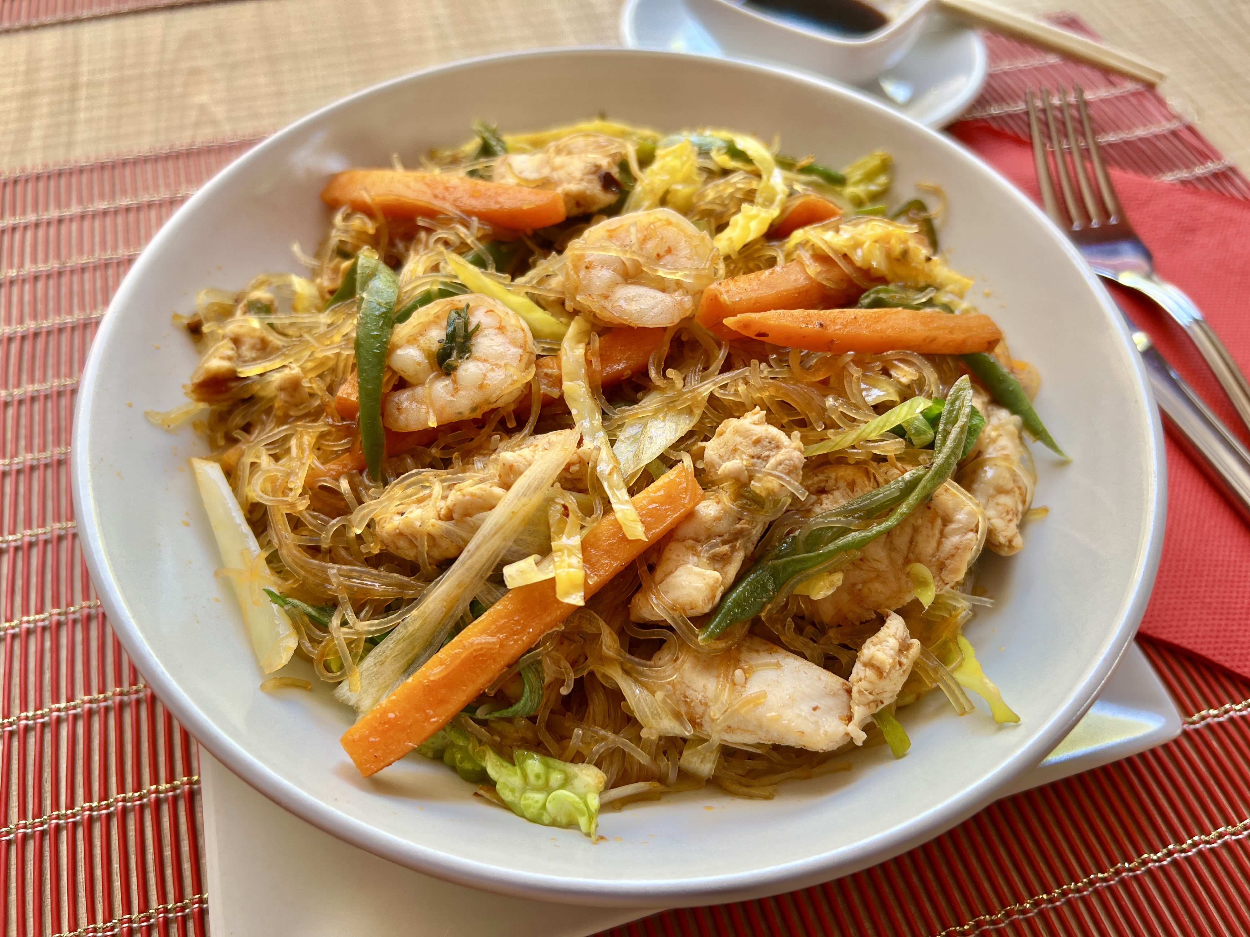 Fideos de arroz con pollo y langostinos